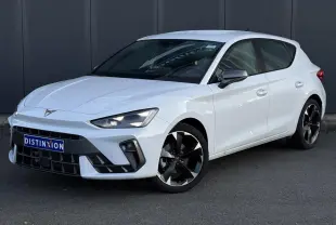 Vue 3/4 avant droite d'une CUPRA Leon blanche Neige avec jantes alliage noires et signature lumineuse Tri-LED.