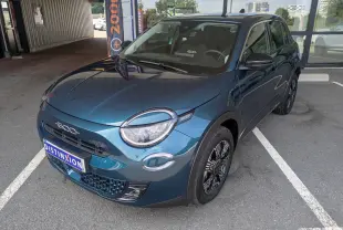 Vue 3/4 avant droite d'une FIAT 600 1.2 Hybrid bleu Sea of Italy avec jantes noires et toit noir.