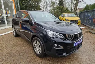 Peugeot 3008 noir vue 3/4 avant droit, avec calandre distinctive et jantes alliage 17 pouces Chicago.