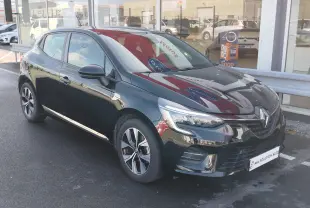 Renault Clio 1.6 E-Tech noir étoile vue 3/4 avant droit, avec jantes alliage et phares LED allumés.
