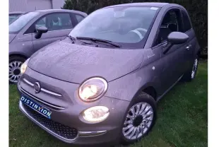 Vue 3/4 avant droite d'une Fiat 500 Gris Electroclash 2022 avec phares allumés et jantes spécifiques Dolcevita.