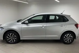 Profil côté gauche d'une Volkswagen Polo 2023 en peinture métallisée reflet d'argent avec jantes au design moderne.