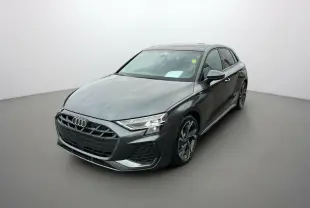 Audi A3 TFSI 150 Hybrid S-Line gris Daytona vue 3/4 avant mettant en valeur ses jantes alu 18 pouces et feux LED.