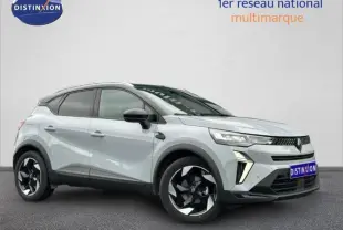Vue 3/4 avant du Renault Captur 2025 gris Rafale avec toit noir et jantes alu noires étoilées.