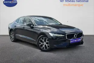 Vue 3/4 avant d'une Volvo S60 noire avec jantes alliage et calandre chromée, sur fond neutre.