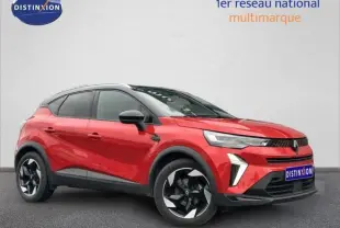 Vue 3/4 avant droite du Renault Captur 2025 Rouge Flamme avec toit Noir Étoilé et jantes distinctives bicolores.