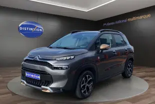 Citroën C3 Aircross gris platinium en 3/4 avant droit, avec détails bronze sur rétroviseurs et jantes noires.
