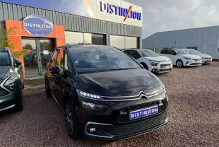 Citroën C4 Spacetourer noir en 3/4 avant droit avec jantes alliage bi-ton, stationné devant un concessionnaire Distinxion.