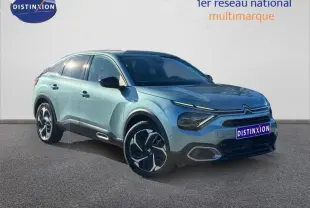 Citroën C4 gris vue 3/4 avant droit, avec signature lumineuse distinctive et jantes modernes.