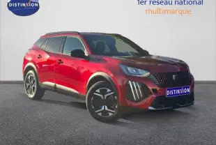 Peugeot 2008 rouge Elixir vue 3/4 avant droit, avec jantes alu et barres de toit noires visibles.