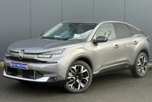 Citroën C4 Hybrid gris Mercury en 3/4 avant droit avec jantes alliage diamantées et rétroviseurs noirs.