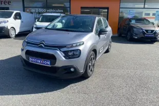 Citroën C3 gris Artense métal vue 3/4 avant droit avec phares LED et enjoliveurs 3D sur parking extérieur.
