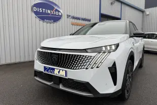 Peugeot 3008 Hybrid blanc Okenite avec toit noir, vue 3/4 avant mettant en valeur la calandre distinctive et les phares LED.