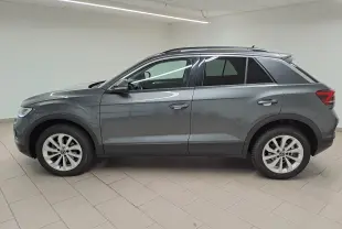 Profil côté gauche d'un Volkswagen T-Roc 2024 gris Indium avec jantes alliage 17'' Johannesburg en intérieur.