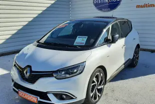 Renault Scénic IV blanc nacré avec toit noir, vue 3/4 avant droit, jantes alliage et calandre chromée visible.