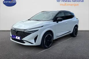 Nissan Qashqai 2025 blanc nacré et toit noir, vue 3/4 avant droit mettant en valeur sa calandre noire distinctive.