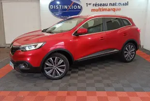 Renault Kadjar rouge vue de profil côté gauche dans un showroom avec jantes alliage et feux allumés.