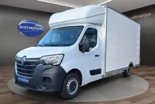Vue 3/4 avant droite d’un utilitaire blanc Renault Master 2023 avec grande caisse et calandre noire, en showroom.