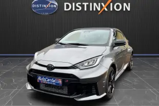 Toyota Yaris GR Pack Techno gris platine vue 3/4 avant avec jantes BBS forgées et toit carbone visible.