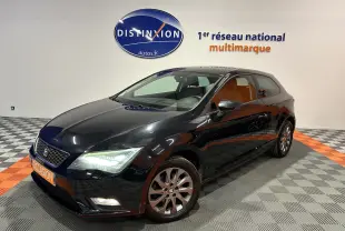 SEAT Leon noir vue 3/4 avant droit dans showroom avec éclairage mettant en valeur ses lignes et jantes.