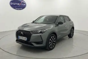 DS3 100 BVM6 Performance Line gris vue 3/4 avant droit, avec calandre noire et jantes alliage distinctives.