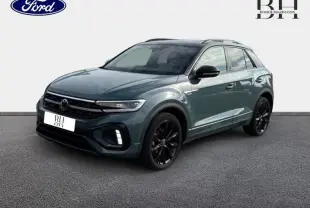 Volkswagen T-Roc bleu pétrole métallisé vu en 3/4 avant droit avec jantes noires et toit panoramique.