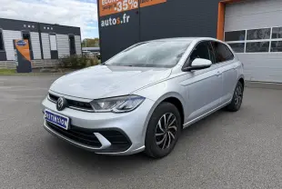 Volkswagen Polo gris Reflet Argent vue 3/4 avant droit, avec jantes noires et calandre noire brillante.