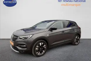 Opel Grandland X gris Moai métal en vue 3/4 avant droit, SUV hybride rechargeable avec jantes bicolores distinctives.