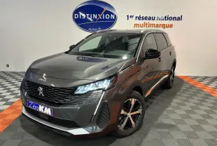 Peugeot 5008 Gris Platinium en 3/4 avant droit, avec phares LED allumés et jantes bi-ton visibles.