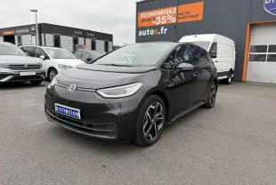 Volkswagen ID.3 Pro S gris manganèse vue 3/4 avant droit sur parking devant un bâtiment commercial