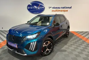 Peugeot 2008 II Ph.2 Allure Hybrid bleu Obsession vue 3/4 avant droit en intérieur showroom avec éclairage LED.