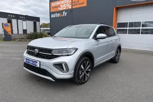 Volkswagen T-Cross gris cendre en 3/4 avant droit, avec jantes alliage 18 pouces et calandre R-Line visible.