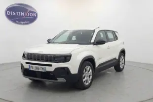 Jeep Avenger blanc en 3/4 avant droit, avec calandre noire et jantes alliage 17 pouces visibles.