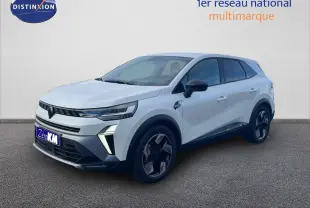 Vue 3/4 avant droite d'un Renault Symbioz blanc nacré avec calandre noire et jantes modernes bicolores.