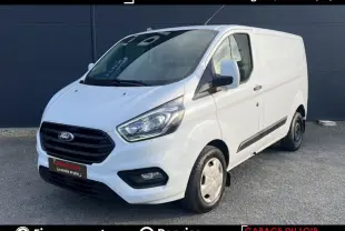 Vue 3/4 avant droite d'un Ford Transit Custom Fourgon blanc avec calandre noire et feux LED.