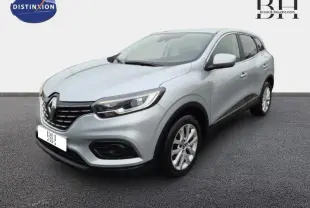 Renault Kadjar blanc en 3/4 avant droit, mettant en valeur sa calandre noire et ses jantes alu.