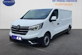 Renault Trafic Fourgon blanc glacier vu en 3/4 avant droit, avec calandre chromée et phares LED allumés.
