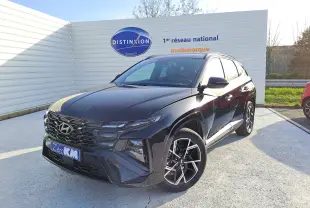 Hyundai Tucson 2025 noir abyss en 3/4 avant droit, avec jantes alliage et calandre distinctive N-Line.
