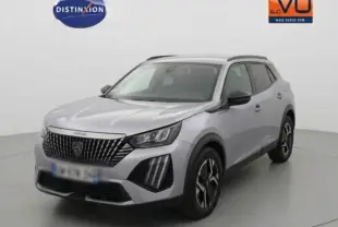 Peugeot 2008 Hybrid gris en 3/4 avant droit, avec calandre noire distinctive et jantes alliage 17 pouces.