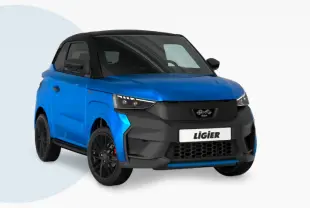 Vue 3/4 avant d'une LIGIER JS50 BEV 11KWH ULTIMATE électrique bleu avec toit noir et jantes alu noires mates.