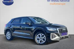 Audi Q2 35 TFSI S line noir Mythic métallisé en 3/4 avant droit, avec calandre distinctive et jantes argentées.