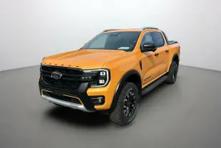 Ford Ranger 2025 Cyber orange en vue 3/4 avant droit avec calandre noire et jantes noires robustes.