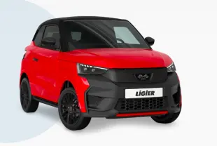 Vue 3/4 avant d'une Ligier JS50 rouge avec toit noir et détails noirs contrastants, feux à LED et jantes noires.