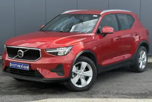 Volvo XC40 rouge Fusion vue 3/4 avant droit, avec jantes alliage 18 pouces et calandre chromée distinctive.