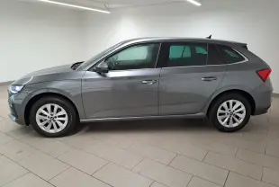 Vue de profil côté gauche d'une Skoda Scala 2025 gris graphite métallisé avec jantes alliage et caméra de recul.