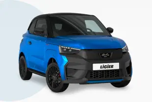 Vue 3/4 avant d'une Ligier JS50 0.5 REVO D+ Ultimate bleu avec toit noir et jantes noires.