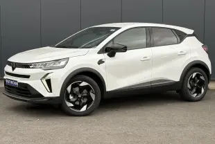 Vue de profil droit du Renault Captur blanc nacré 2026 avec jantes noires et détails noirs contrastants.