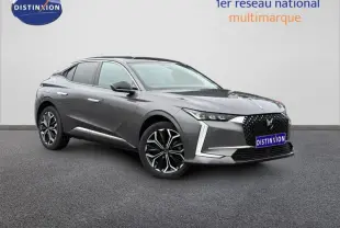 DS4 PureTech 130ch Opéra gris Platinium en 3/4 avant droit, avec calandre distinctive et jantes noires bicolores.