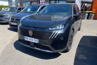 Peugeot 3008 2024 noir en 3/4 avant droit, avec calandre noire et feux LED distinctifs à trois griffes verticales.