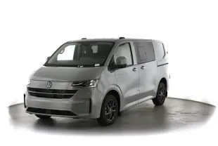 Volkswagen Transporter T7 gris Stone vu en 3/4 avant droit avec jantes alliage noir brillant et vitres latérales surteintées.